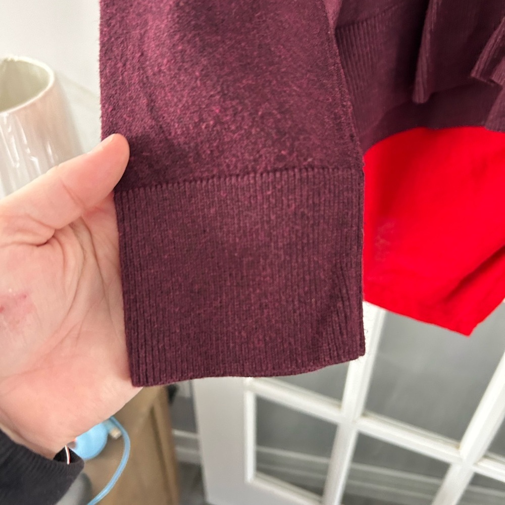 🔥$2 Women's V-Neck Burgundy Sweater size XL 🥳 - Picture 3 of 5